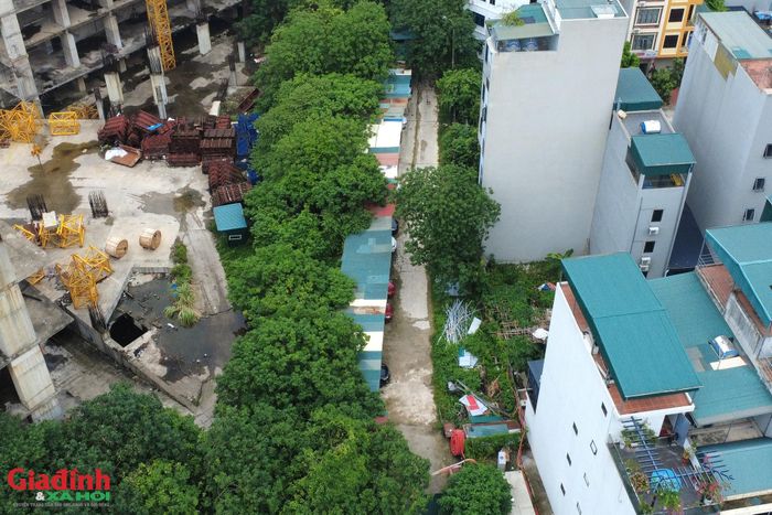 Cách đó không xa, một điểm trông giữ phương tiện khác nằm gọn trong phạm vi đất trống của dự án Usilk City cũng đang được bao quanh bởi hệ thống hàng rào tôn xanh kiên cố, bên trong thiết kế các dãy mái tôn dài làm "bãi đáp" kín đáo cho hàng chục phương tiện
