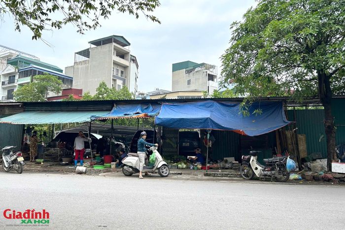Không dừng lại ở việc trông xe, khu vực hành lang bên ngoài bãi xe này còn bị nhiều tiểu thương tận dụng biến thành nơi họp chợ, buôn bán rau củ, thực phẩm tự phát, quây bạt xanh che chắn hết sức luộm thuộm, gây mất mỹ quan đô thị nghiêm trọng