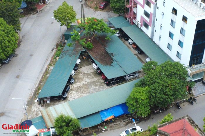 Phía bên ngoài khu đất được quây tôn kín mít, phía bên trong được lắp đặt hệ thống khung sắt, mái che kiên cố để trông giữ ô tô.