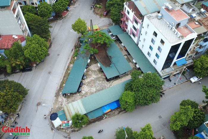 Trước thực trạng đó, UBND phường Hà Đông đã phát đi thông báo đề nghị các tổ chức, cá nhân, doanh nghiệp phải chấm dứt toàn bộ hoạt động trông giữ phương tiện trái phép, không phép trước ngày 20/5/2026. Các chủ bãi có trách nhiệm tự giác tháo dỡ các hạng mục công trình tạm, mái che, lều quán, di chuyển phương tiện để khôi phục lại hiện trạng đất ban đầu.
