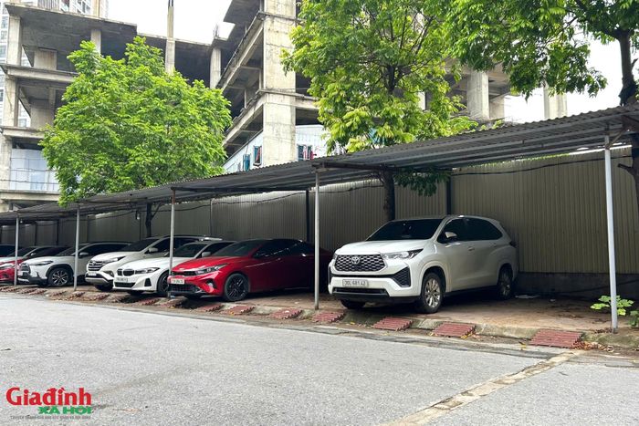 Thời điểm phóng viên có mặt, cơ sở này đang tổ chức trông giữ hàng chục chiếc xe ô tô các loại. Đáng nói, bãi xe này đã tồn tại dai dẳng suốt nhiều năm qua, từng bị cơ quan chức năng xử phạt hành chính nhưng đến nay vẫn ngang nhiên hoạt động rầm rộ mà không hề bị giải tỏa dứt điểm.