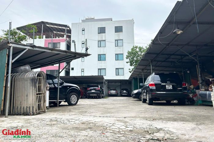 Cũng ngay tại KĐT Văn Khê, khu đất nằm sát ngã tư giao giữa phố Nông Quốc Chấn và Nguyễn Văn Luyện, một điểm trông giữ ô tô không phép khác cũng đang hoạt động nhộn nhịp.