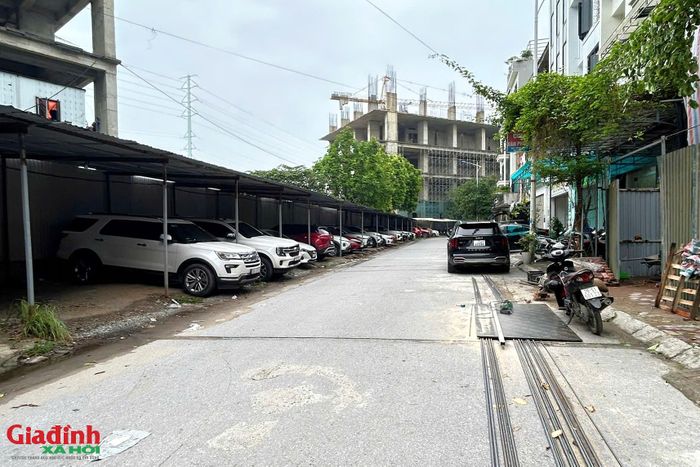 Điểm nóng nhất phải kể đến khu vực Khu đô thị mới Văn Khê. Tại con đường nằm khuất phía sau tòa nhà 106 KĐT Văn Khê, một bãi trông giữ xe không phép có quy mô lớn đã ngang nhiên dựng hệ thống khung sắt chắc chắn, lợp mái tôn kiên cố chiếm dụng hoàn toàn phần vỉa hè dành cho người đi bộ để làm nơi đỗ xe ô tô