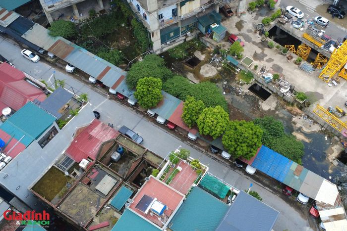 Tuy nhiên, theo ghi nhận thực tế của phóng viên chuyên trang Gia đình và Xã hội tại địa bàn phường Hà Đông vào những ngày đầu tháng 6/2026, nhiều điểm trông giữ xe không phép vẫn vô tư hoạt động rầm rộ như chưa hề có lệnh cấm.