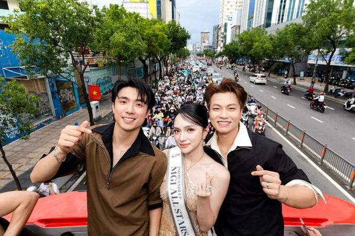 "Giang cảm ơn bản thân mình vì chưa bao giờ ngừng cố gắng tiến về phía trước, biết ơn cuộc đời, biết ơn mọi người đã cho Giang có được những khoảnh khắc có lẽ cả đời này cũng không bao giờ quên được", Hương Giang viết trên trang cá nhân.