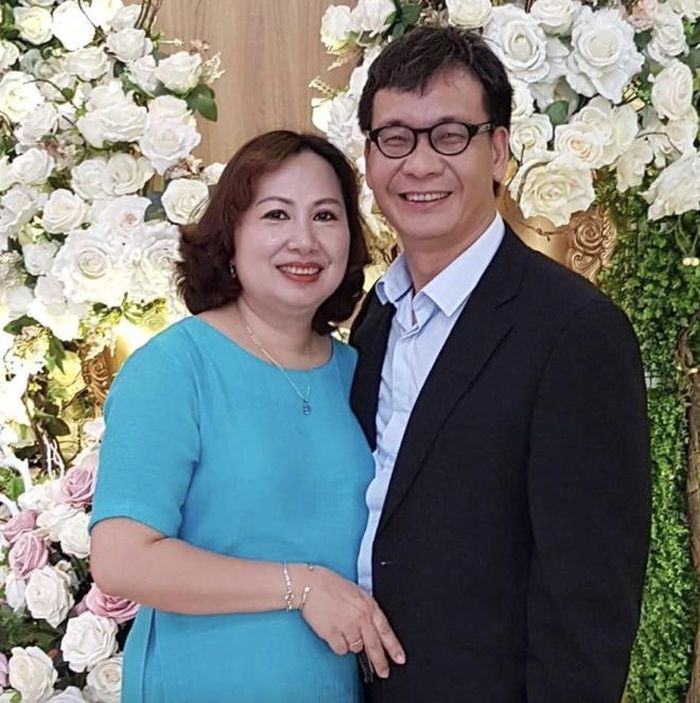 NSƯT Đức Khuê nói: "Ngoài sân khấu, tôi cũng chỉ là một người chồng, người cha bình thường. Tôi và bà xã quen nhau khá lâu rồi mới kết hôn và sinh con nên hiểu và rất đồng cảm với việc tôi làm nghề".