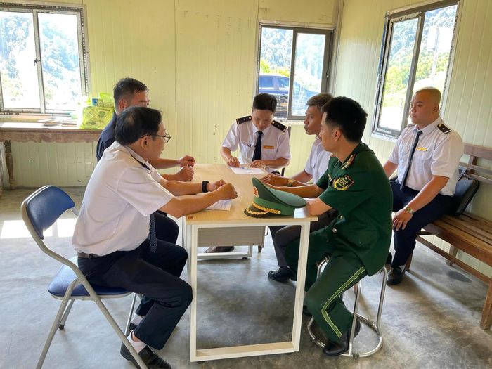 Trung tâm Kiểm soát bệnh tật TP Huế tổ chức đoàn công tác làm việc với các Đồn Biên phòng cửa khẩu về việc tăng cường giám sát, phòng chống Ebola.