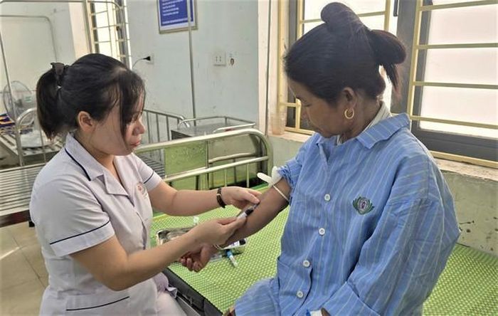 Lấy máu xét nghiệm cho bệnh nhân điều trị tại khoa