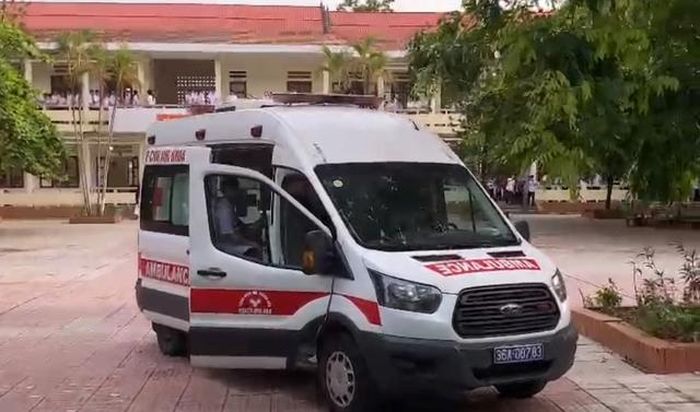 Bệnh viện Nhi Thanh Hóa đưa học sinh đến điểm thi an toàn.