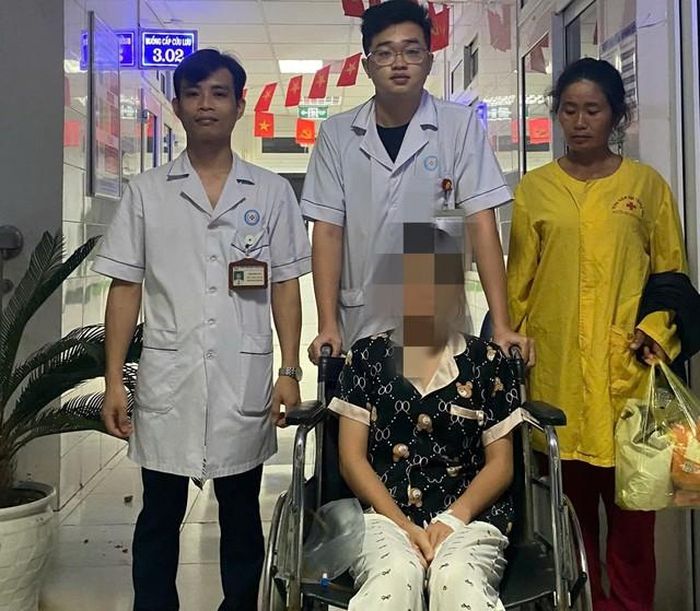 Bệnh viện Nhi Thanh Hóa bố trí xe cứu thương cùng đội ngũ y, bác sĩ đưa một bệnh nhi đến điểm thi. Ảnh: Bệnh viện Nhi Thanh Hóa.