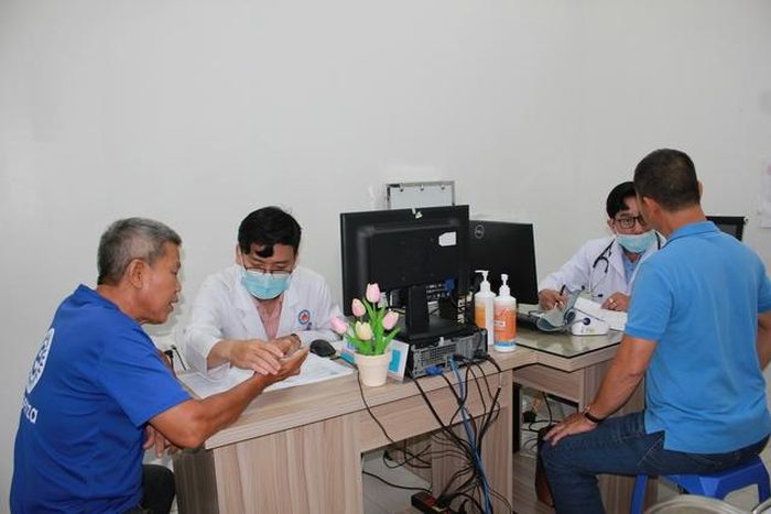 Người dân được thăm khám và tư vấn tại phòng khám mới khai trương.
