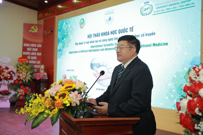 GS. Lưu Bảo Yến - Chủ tịch Liên hiệp Hội Châm cứu Thế giới phát biểu.