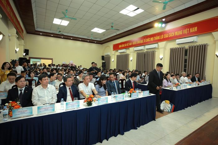 Hàng trăm chuyên gia trong nước và quốc tế tham dự hội thảo.