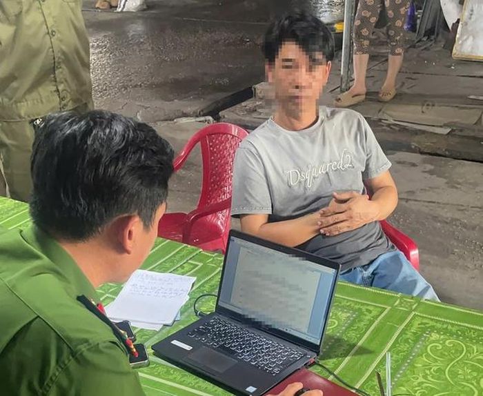 Công an làm việc với chủ cơ sở kinh doanh không phép có hành vi mua bán công cụ kích điện dùng để đánh bắt thủy sản. Ảnh: Công an tỉnh An Giang