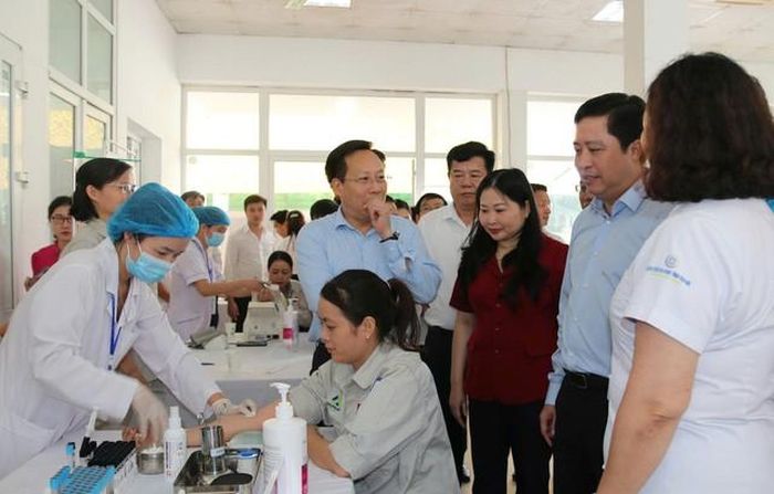 Các đại biểu theo dõi công tác khám sức khỏe định kỳ, khám sàng lọc miễn phí.