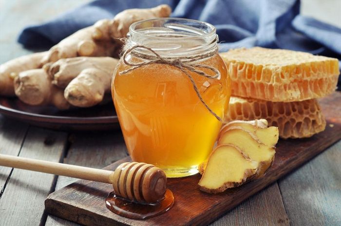 Người bệnh trào ngược dạ dày - thực quản có thể sử dụng gừng và mật ong hỗ trợ làm dịu cảm giác kích ứng vùng họng – thực quản.