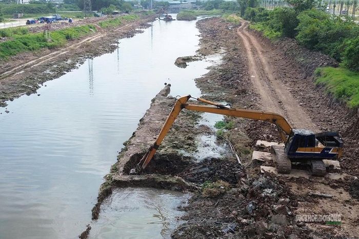Công trình kết nối giữa tuyến kênh dẫn và trạm bơm đang được thi công.