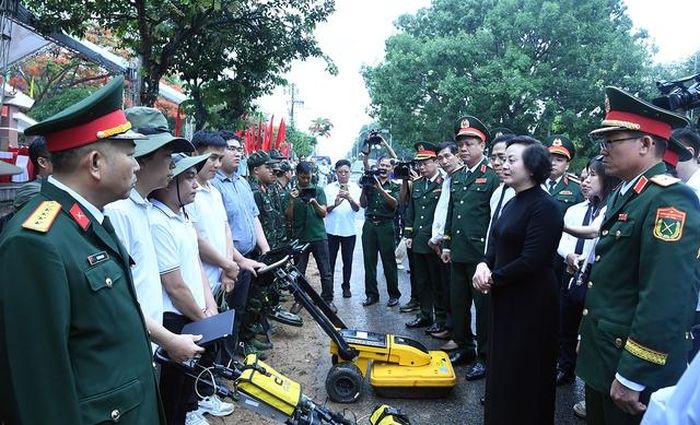 Phó Thủ tướng Phạm Thị Thanh Trà động viên các lực lượng tìm kiếm, quy tập hài cốt liệt sĩ. Ảnh: VGP/Hải Minh