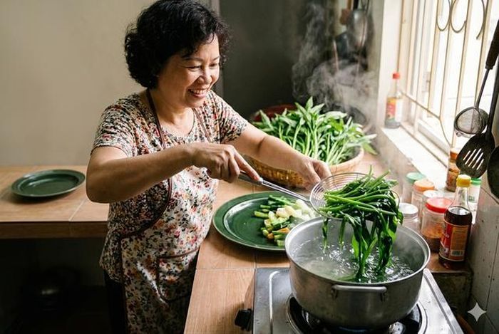 Chần rau từ 1 - 3 phút trước khi xào hoặc nấu canh để loại bỏ tới 70 - 80% lượng axit oxalic.
