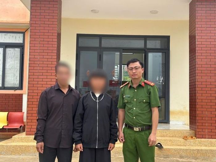 Công an xã Quảng Hòa cùng gia đình tiếp nhận, đưa các em trở về địa phương an toàn. Ảnh: CALĐ.
