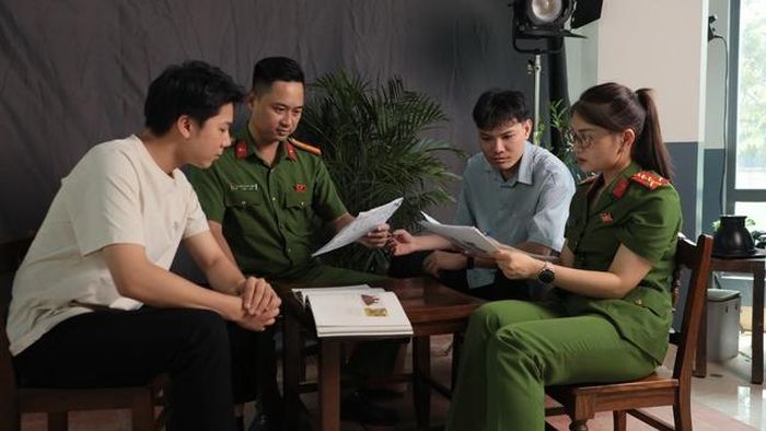 Nhóm các bộ Công an phường Dương Nội bàn bạc kịch bản. Ảnh: PV