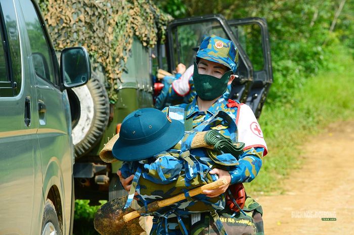 Hành trang của người nữ quân y luôn gắn liền với dụng cụ chuyên môn và tinh thần sẵn sàng phục vụ.
