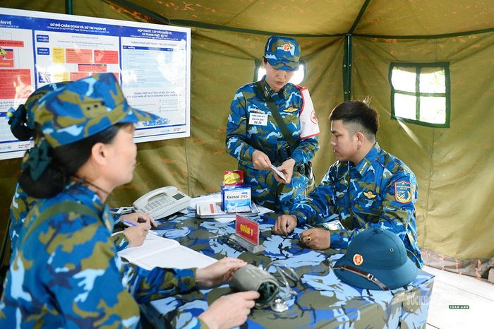 Bên cạnh nhiệm vụ chuyên môn, những nữ quân y còn là chỗ dựa tinh thần, động viên cán bộ, chiến sĩ hoàn thành nhiệm vụ.