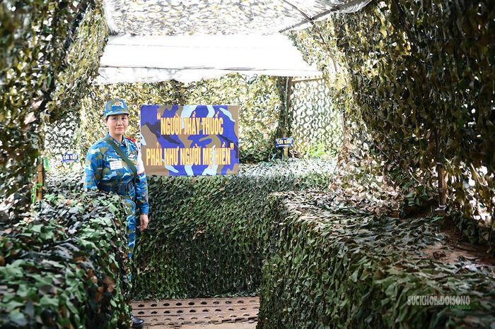 Một góc khu vực công sự được ngụy trang, nơi các bộ phận bảo đảm hoạt động trong môi trường huấn luyện sát thực tế.