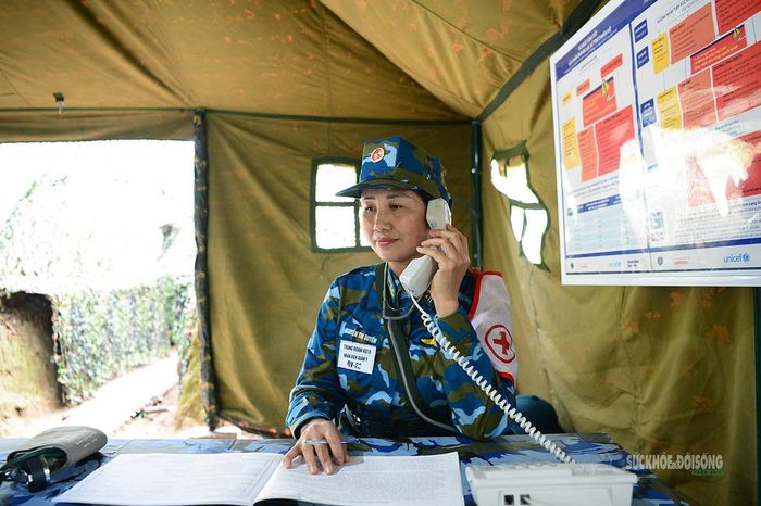Nữ quân y trực thông tin, phối hợp tiếp nhận và xử lý các yêu cầu liên quan đến công tác bảo đảm y tế.