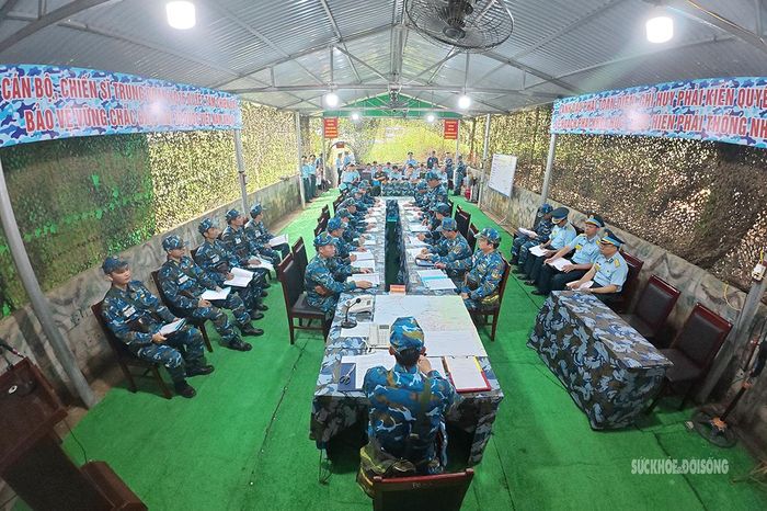 Các bộ phận tham gia họp hiệp đồng tại Sở chỉ huy, thống nhất phương án tổ chức tiếp nhận lực lượng dự bị động viên, bảo đảm chặt chẽ, an toàn và đúng kế hoạch.