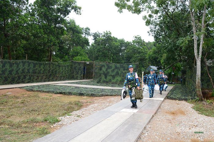 Sau mỗi ngày làm việc, các nữ quân y tiếp tục chuẩn bị thuốc men, trang thiết bị để sẵn sàng cho những nhiệm vụ tiếp theo.