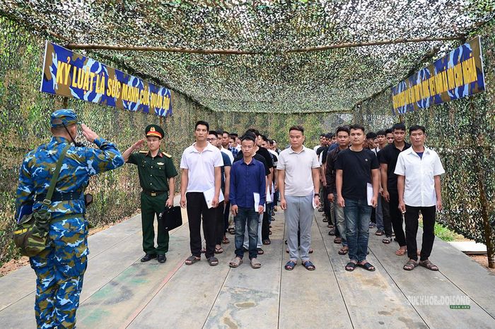 Quân nhân dự bị làm thủ tục tiếp nhận, chuẩn bị tham gia huấn luyện theo kế hoạch động viên, huấn luyện của đơn vị.