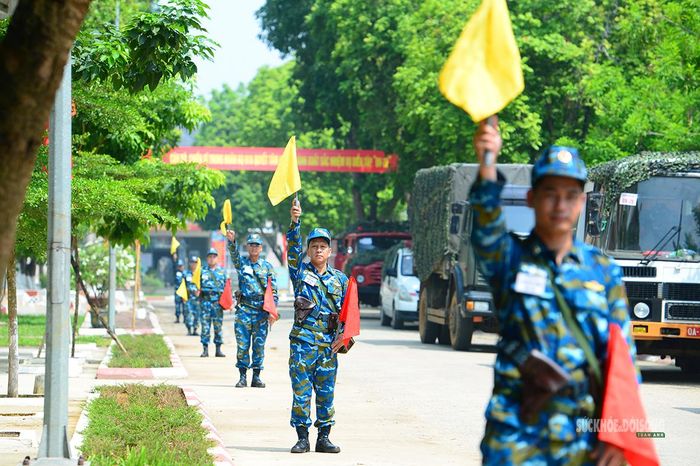 Các lực lượng điều tiết, hướng dẫn phương tiện vào khu vực tập kết, bảo đảm công tác tiếp nhận diễn ra an toàn, đúng quy trình.
