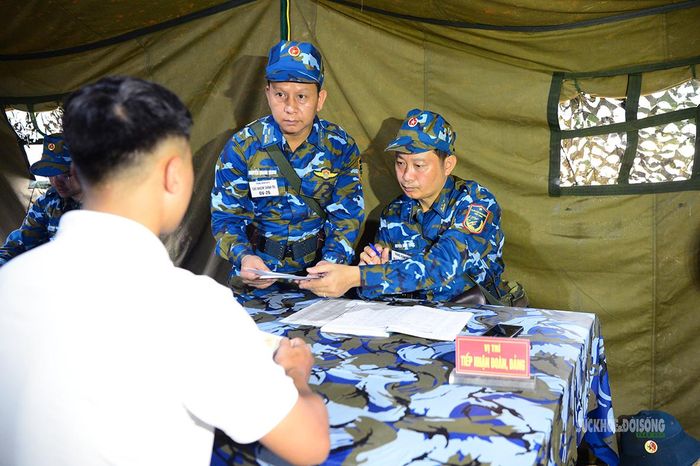 Cán bộ đơn vị kiểm tra, đối chiếu hồ sơ của quân nhân dự bị tại khu vực tiếp nhận.