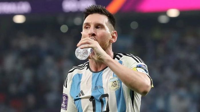 FIFA bị chỉ trích khi luôn duy trì các quãng nghỉ uống nước cho các cầu thủ, nhưng lại tước đi quyền được chủ động phòng chống sốc nhiệt của hàng vạn khán giả. Ảnh: Getty Images