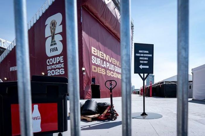 Nhiều sân vận động lớn như BMO Field tại Toronto đều phải khuất phục trước các quy định nghiêm ngặt mang tính áp đặt của FIFA. Ảnh: Evan Mitsui/CBC