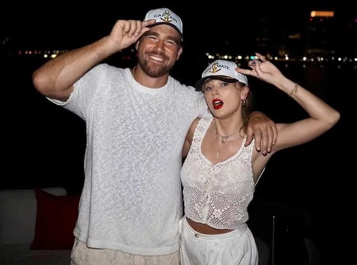  Taylor Swift và Travis Kelce không sử dụng thiệp mời giấy truyền thống. 