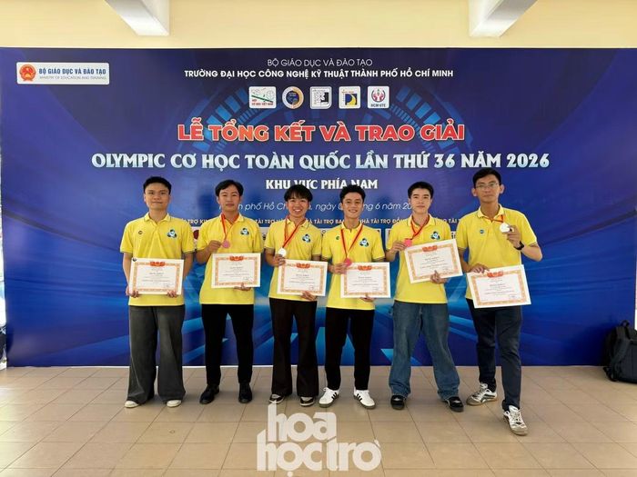 Sinh viên Huỳnh Hữu Duy (đứng thứ hai từ trái sang) cùng các thành viên lớp tài năng cơ khí khóa 23.