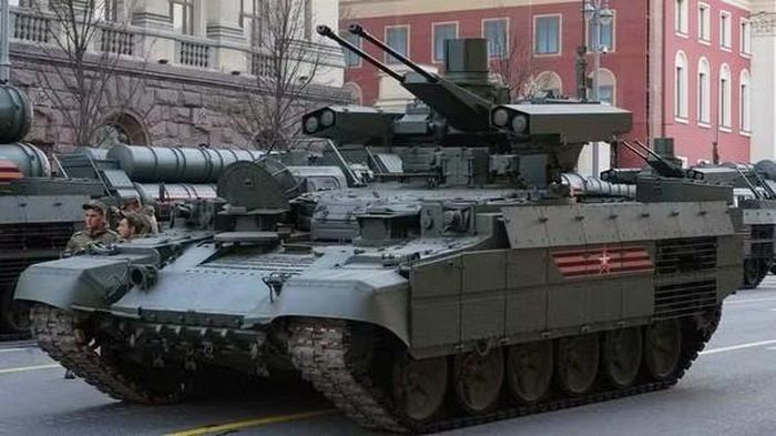 Kíp lái của một xe chiến đấu hỗ trợ tăng khá đông, lên tới 5 người, bao gồm trưởng xe, pháo thủ, lái xe và 2 binh sĩ điều khiển khẩu súng phóng lựu tự động. Spiridon được trang bị động cơ diesel 1.000 mã lực, cho tốc độ tối đa lên đến 60 km/h trên đường cao tốc.