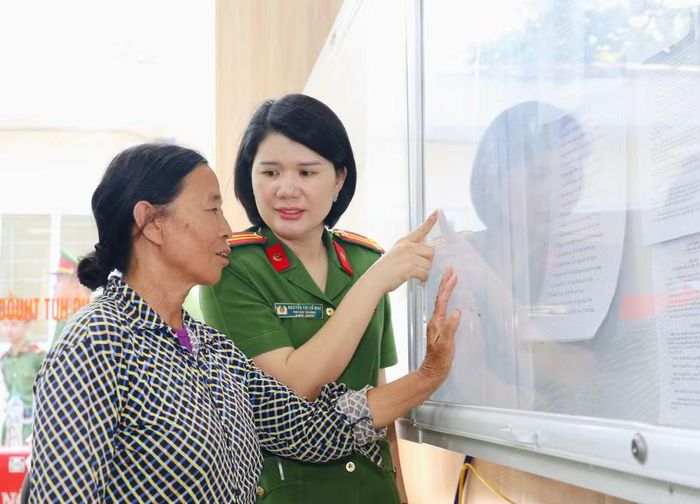 Có những người mẹ già từ tỉnh xa xuống Hà Nội chỉ mong được gặp con vài phút ngắn ngủi. Nhiều người vợ trẻ bế con nhỏ đi hàng trăm cây số để gửi vài bộ quần áo, chút thuốc men cho chồng