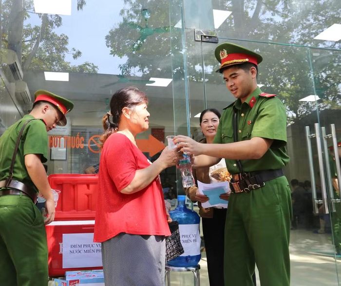 "Đây là lần thứ ba tôi tới đây để thăm con trai. Các cô chú Công an nơi đây đều rất niềm nở, nhiệt tình hướng dẫn và hỗ trợ tôi làm các thủ tục. Nhờ vậy, lòng tôi cũng phần nào vơi bớt lo lắng, muộn phiền", bà Nguyễn Thị Hải (áo đỏ, 58 tuổi, trú phường Tây Hồ, TP Hà Nội) chia sẻ.
