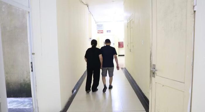 Ở ngoài kia, vợ con, cha mẹ già đang mong mỏi ngày họ trở về đoàn tụ, làm người có ích