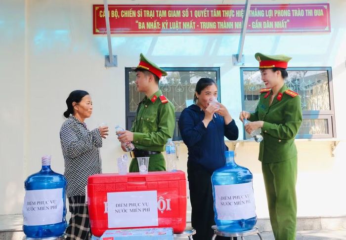 Ngay từ cửa phòng làm thủ tục, người dân được mời uống những cốc nước mát rượi