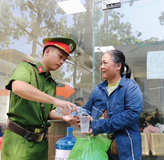 Hoạt động cấp phát nước mát miễn phí được do Hội Phụ nữ, Đoàn Thanh niên Trại tạm giam số 1 phối hợp thực hiện vào mùa nắng nóng, giúp phần nào chia sẻ nỗi vất vả với người dân