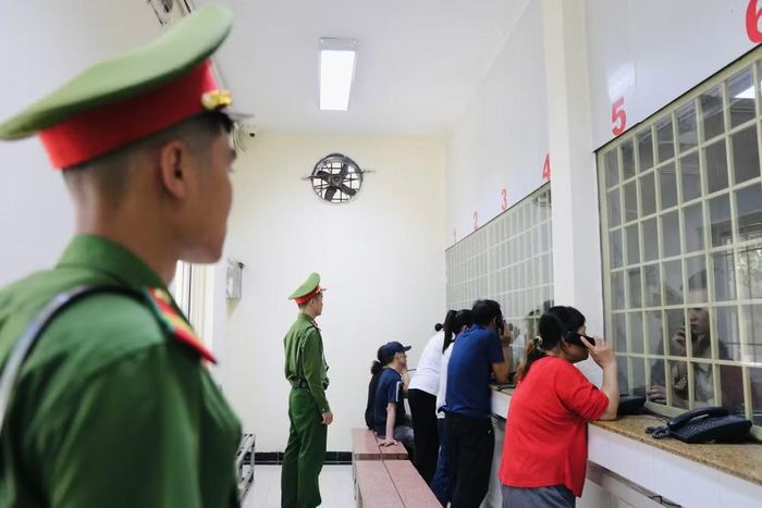 Sau khi hoàn tất thủ tục, khoảnh khắc được công dân chờ đợi nhất là thăm gặp, trò chuyện với người thân đang trong vòng lao lý