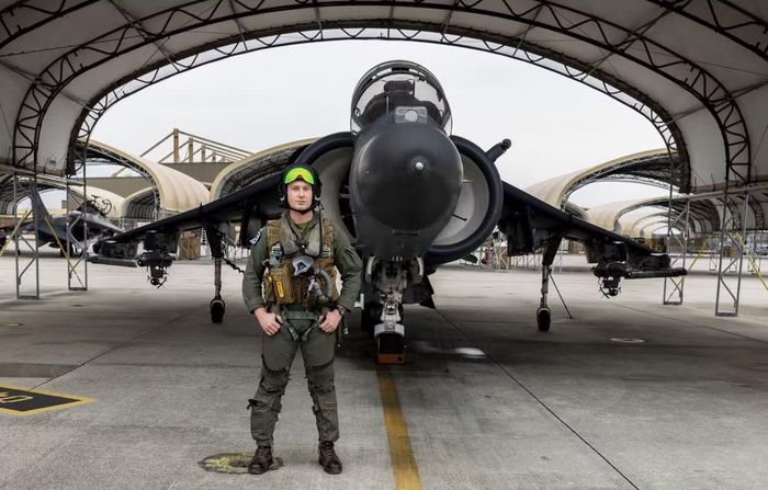 Kinh nghiệm khai thác thực tế sau đó đã dẫn tới sự ra đời của chương trình AV-8B Harrier II, phiên bản được phát triển chung giữa hãng McDonnell Douglas của Mỹ và British Aerospace của Anh.