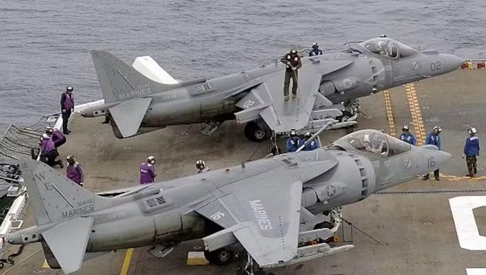 Nhiều kỹ sư và chuyên gia từng tham gia phát triển Harrier sau đó tiếp tục góp mặt trong quá trình hoàn thiện tiêm kích tàng hình cất hạ cánh đường băng ngắn F-35B Lightning II.