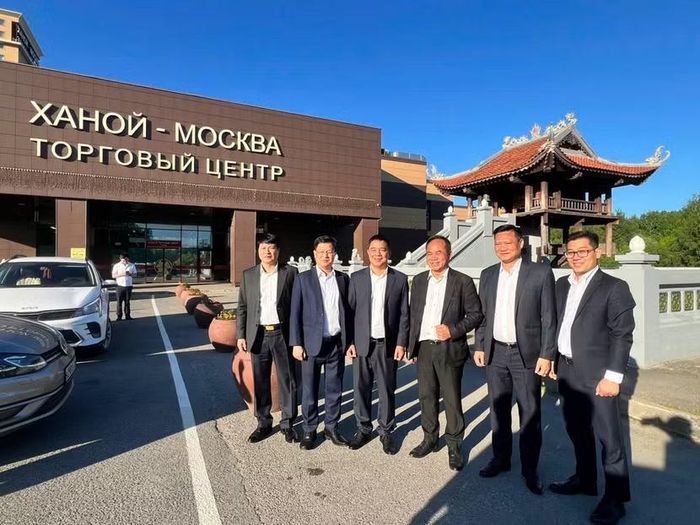 Đoàn đại biểu CATP Hà Nội đến thăm Tổ hợp Trung tâm văn hóa - thương mại Hà Nội - Mát-xcơ-va.