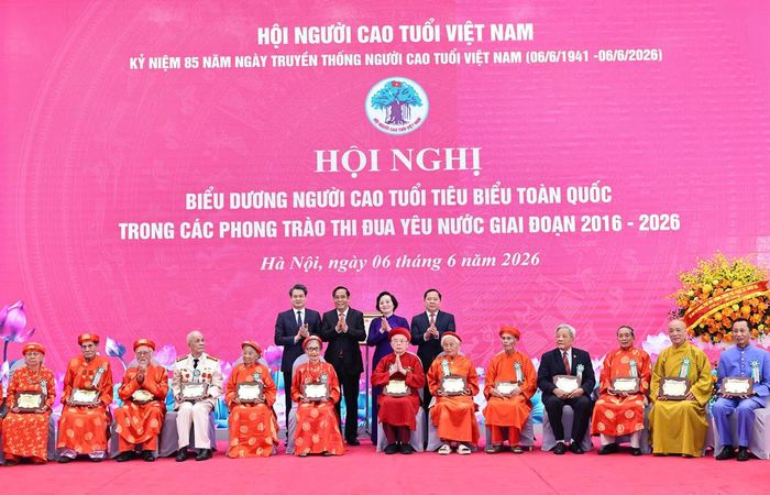 Phó Thủ tướng Phạm Thị Thanh Trà, Phó Chủ tịch UBTƯ MTTQ Việt Nam Nguyễn Phi Long và các đại biểu trao tặng Kỷ niệm chương cho các đại biểu người cao tuổi tiêu biểu.