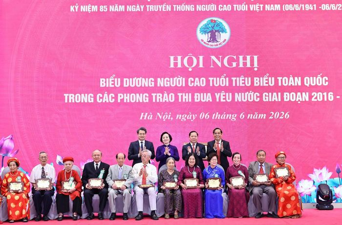 Phó Thủ tướng Phạm Thị Thanh Trà, Phó Chủ tịch UBTƯ MTTQ Việt Nam Nguyễn Phi Long và các đại biểu trao tặng Kỷ niệm chương cho các đại biểu người cao tuổi tiêu biểu.